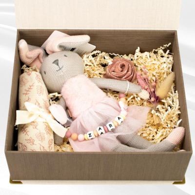 Baby box, SLATKI ZEČIĆ BlaMar - 1 - Baby box "Slatki Zečić" kombinira ručno izrađene heklane zekice, mekane hidrofilne pelene i