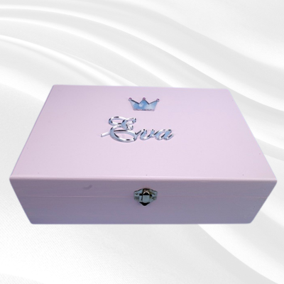 Kutija Uspomena, Kruna BlaMar - 1 - Personalizirana kutija uspomena s motivom krune, izrađena od MDF-a i obojena akrilnim bojam Kutija Uspomena, Kruna BlaMar - 1 - Personalizirana kutija uspomena s motivom krune, izrađena od MDF-a i obojena akrilnim bojam