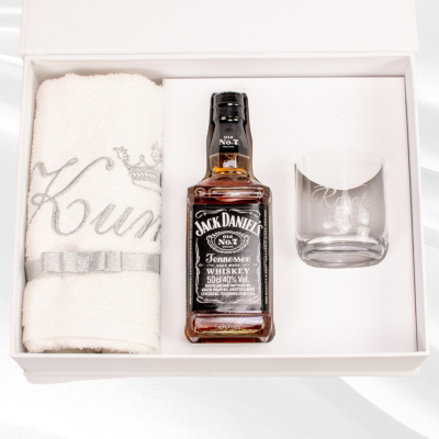 Premium Whiskey Box - 5 - Ekskluzivni poklon box koji uključuje čašu s graviranom posvetom, Jack Daniel's whiskey, ručnik s ve Premium Whiskey Box - 5 - Ekskluzivni poklon box koji uključuje čašu s graviranom posvetom, Jack Daniel's whiskey, ručnik s ve