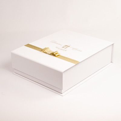 Premium Vinski Box - 3 - Naš Premium Vinski Box uključuje perla bijelu kutiju, dvije Leonardo čaše za vino i karticu za čestit Premium Vinski Box - 3 - Naš Premium Vinski Box uključuje perla bijelu kutiju, dvije Leonardo čaše za vino i karticu za čestit