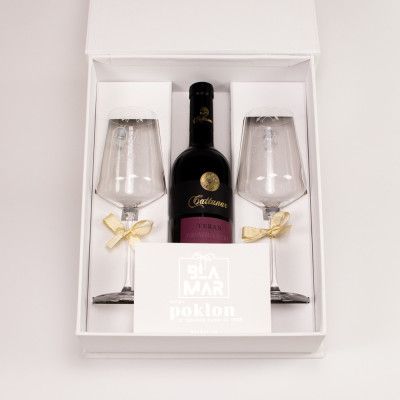 Premium Vinski Box - 2 - Naš Premium Vinski Box uključuje perla bijelu kutiju, dvije Leonardo čaše za vino i karticu za čestit Premium Vinski Box - 2 - Naš Premium Vinski Box uključuje perla bijelu kutiju, dvije Leonardo čaše za vino i karticu za čestit