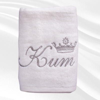 Ručnik s imenom i krunom - 1 - Naši ručnici s vezenim imenom i krunom dolaze u dvije dimenzije i minimalne težine 500 gr/m². O