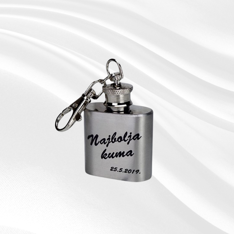 Personalizirana Min Pljoska privjesak - 1 - Ova minijaturna pljoska kapaciteta 30 ml idealna je za okrepljujući gutljaj. S iz Personalizirana Min Pljoska privjesak - 1 - Ova minijaturna pljoska kapaciteta 30 ml idealna je za okrepljujući gutljaj. S iz