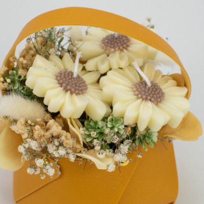 Buket Svijeća od Soje, Daisy Dream Sandéa - 4 - Daisy Dream je mini oaza mira i elegancije, savršena za svaku prigodu. Ručno  Buket Svijeća od Soje, Daisy Dream Sandéa - 4 - Daisy Dream je mini oaza mira i elegancije, savršena za svaku prigodu. Ručno