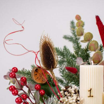 Zlatni advent - 2 - Zlatni Advent je elegantni aranžman u zlatnoj duguljastoj posudi, ručno izrađen. Kombinacija suhog i umje Zlatni advent - 2 - Zlatni Advent je elegantni aranžman u zlatnoj duguljastoj posudi, ručno izrađen. Kombinacija suhog i umje