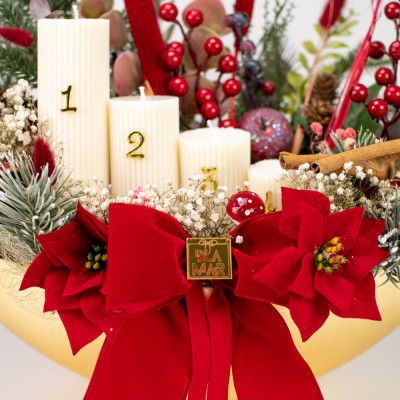 Zlatni advent - 3 - Zlatni Advent je elegantni aranžman u zlatnoj duguljastoj posudi, ručno izrađen. Kombinacija suhog i umje Zlatni advent - 3 - Zlatni Advent je elegantni aranžman u zlatnoj duguljastoj posudi, ručno izrađen. Kombinacija suhog i umje