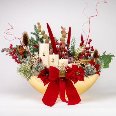 Zlatni advent - 1 - Zlatni Advent je elegantni aranžman u zlatnoj duguljastoj posudi, ručno izrađen. Kombinacija suhog i umje Zlatni advent - 1 - Zlatni Advent je elegantni aranžman u zlatnoj duguljastoj posudi, ručno izrađen. Kombinacija suhog i umje