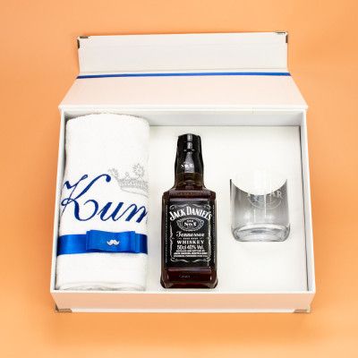 Premium Whiskey Box - 1 - Ekskluzivni poklon box koji uključuje čašu s graviranom posvetom, Jack Daniel's whiskey, ručnik s ve Premium Whiskey Box - 1 - Ekskluzivni poklon box koji uključuje čašu s graviranom posvetom, Jack Daniel's whiskey, ručnik s ve