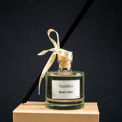 Rosé Glow – Luksuzni mirisni difuzor Sandéa - 1 - Rosé Glow je elegantni mirisni difuzor koji unosi sofisticiranost i profinjen