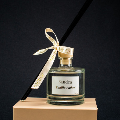Vanilla Ember - Luksuzni mirisni difuzor Sandéa - 1 - Otkrijte Vanilla Ember – luksuzni mirisni difuzor brenda Sandea, koji uno