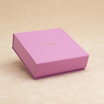Bloom Édition Sandéa - 3 - Bloom Édition je ručno izrađen poklon kutija koja spaja luksuz i nježnost. Tvrda kaširana kutija, p Bloom Édition Sandéa - 3 - Bloom Édition je ručno izrađen poklon kutija koja spaja luksuz i nježnost. Tvrda kaširana kutija, p