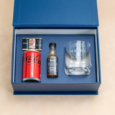 Kumstvo Kit BlaMar - 1 - Kumstvo Kit uključuje graviranu čašu, Jack Daniels s personaliziranom naljepnicom (50 ml), Coca-Colu (