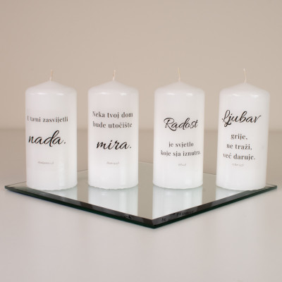 Adventske svijeće 10×5 cm – s citatima (Nada, Mir, Radost, Ljubav) Sandéa - 2 - Set od četiri adventske svijeće 10×5 cm SANDEA  Adventske svijeće 10×5 cm – s citatima (Nada, Mir, Radost, Ljubav) Sandéa - 2 - Set od četiri adventske svijeće 10×5 cm SANDEA