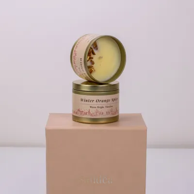 Winter Orange Spice – mirisna svijeća SANDEA od kokos voska Sandéa - 1 - Winter Orange Spice mirisna svijeća SANDEA donosi blag