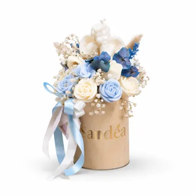 SANDEA Angel Bloom Blue Sandéa - 1 - SANDEA Angel Bloom Blue je ručno izrađen dekorativni aranžman od cvjetova od voska uljane 
