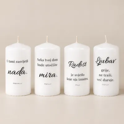 Adventske svijeće 10×5 cm – s citatima (Nada, Mir, Radost, Ljubav) Sandéa - 1 - Set od četiri adventske svijeće 10×5 cm SANDEA 