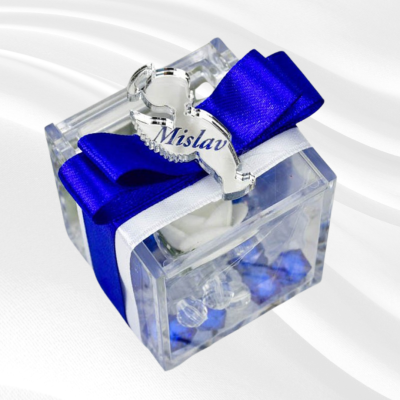 Konfet, 01 BlaMar - 1 - Elegantan poklon gostima na krštenju, ova bonboniera punjena perlama i cvjetićima dolazi u pleksi kutij
